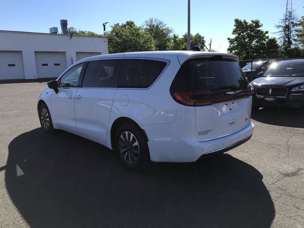 Used 2024 Chrysler Pacifica Hybrid 3.6L FWD Select w/ Heated Seats & Heated Steering Wheel Minivan/Van