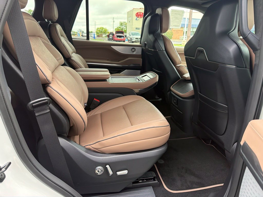 2027 Lincoln Navigator Black Label SUV | Pristine White Metallic