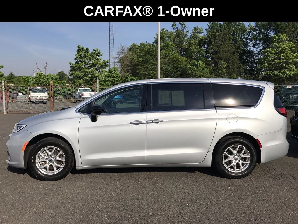 Used 2024 Chrysler Pacifica 3.6L FWD Touring L w/ Heated Seats & Heated Steeri Minivan/Van
