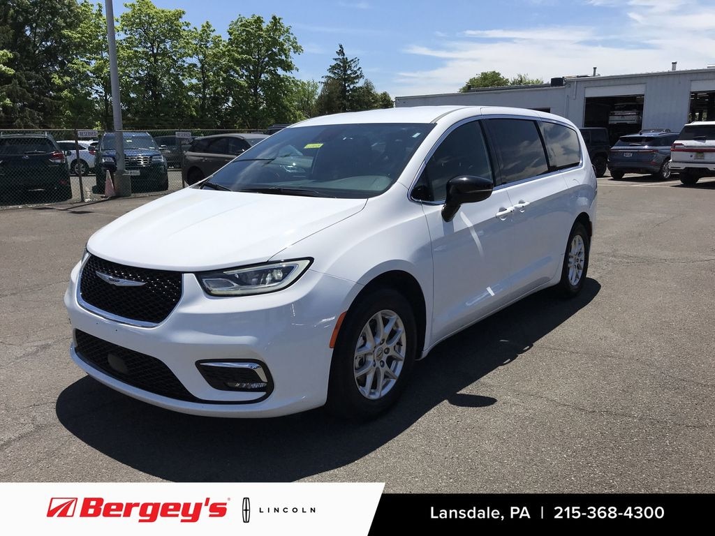Used 2025 Chrysler Pacifica 3.6L FWD Select w/ Heated Seats & Heated Steering Wheel Minivan/Van