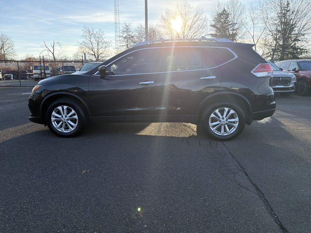 2016 Nissan Rogue SV photo 2