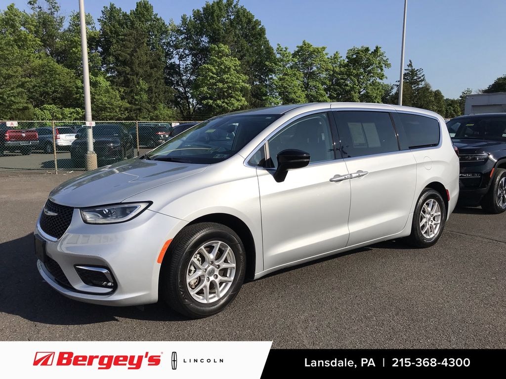 Used 2024 Chrysler Pacifica 3.6L FWD Touring L w/ Heated Seats & Heated Steeri Minivan/Van