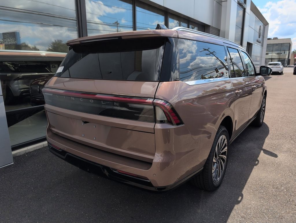 New 2025 Lincoln Navigator 3.5L Black Label 4WD w/ Panoramic Moonroof & Navigation SUV