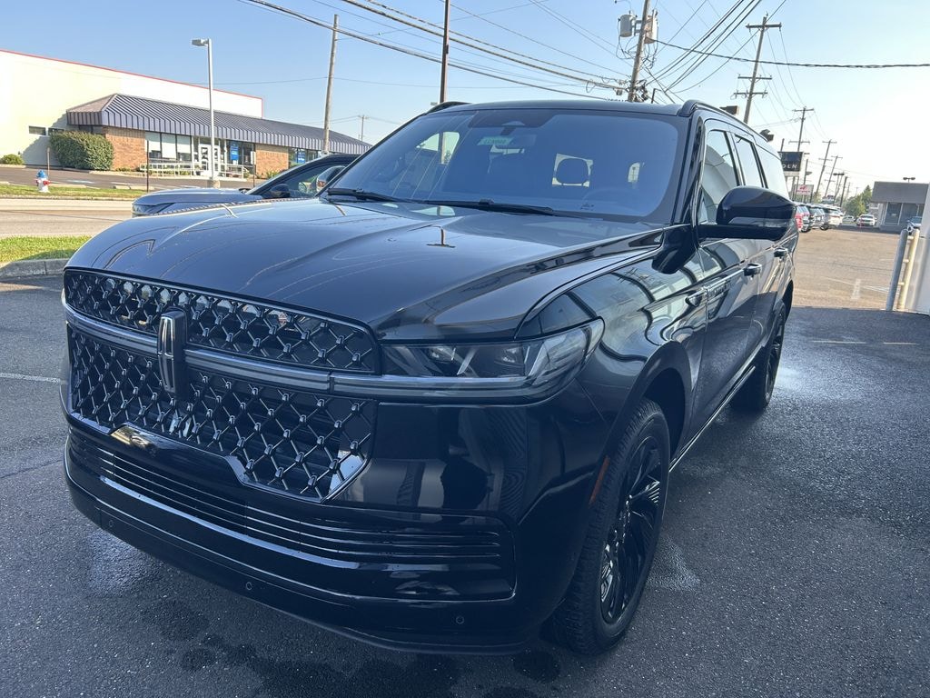 New 2025 Lincoln Navigator 3.5T 4WD Reserve L w/ Jet Appearance & Heavy Duty Trailer Tow Pkg SUV