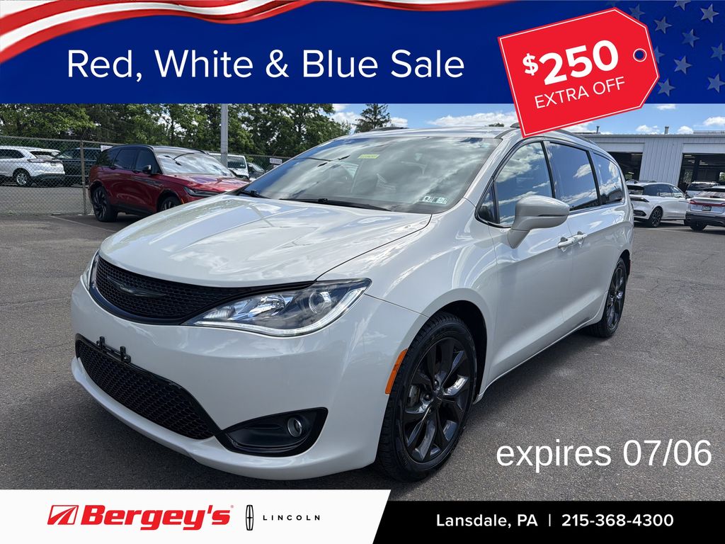 2020 Chrysler Pacifica Limited's photo
