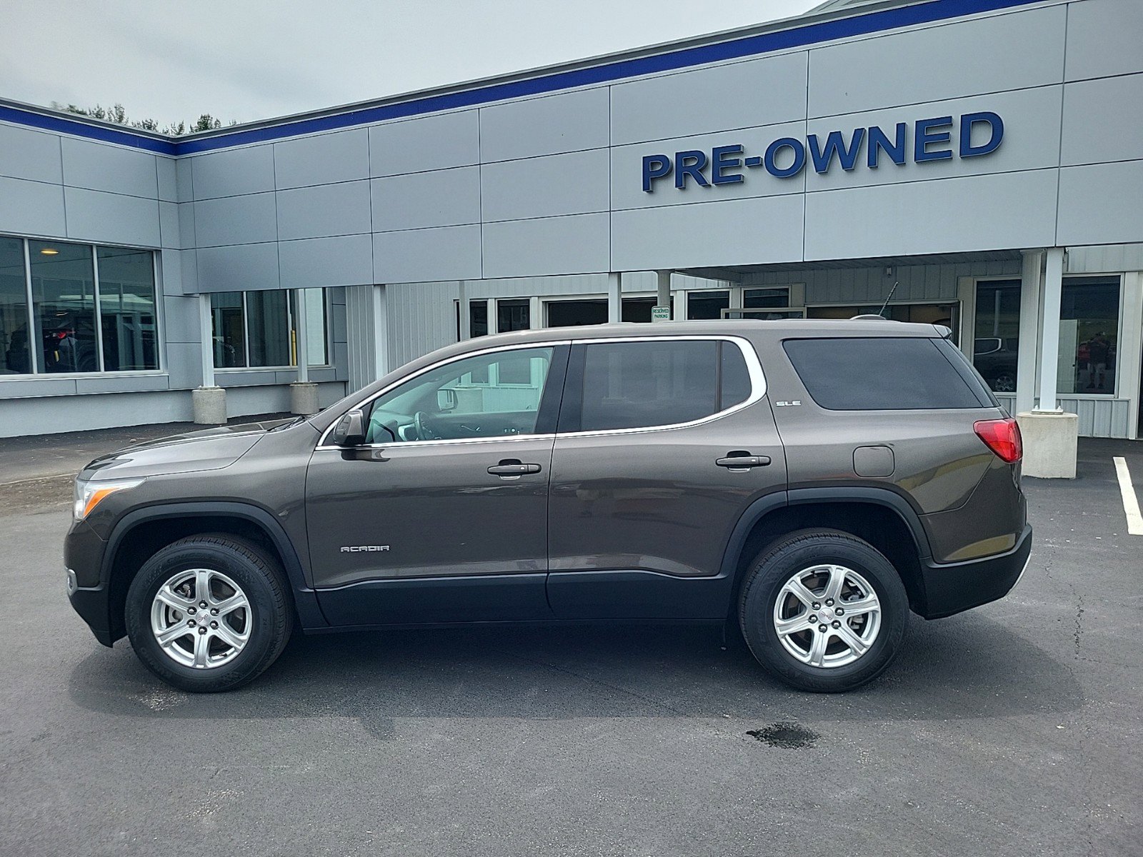 Used 2019 GMC Acadia SLE-1 with VIN 1GKKNRLAXKZ293508 for sale in Hanover, PA