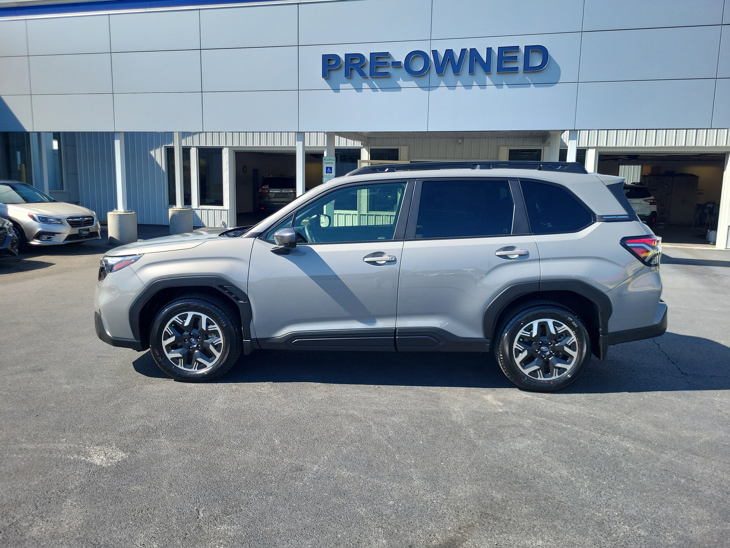 2025 Subaru Forester Premium photo 2