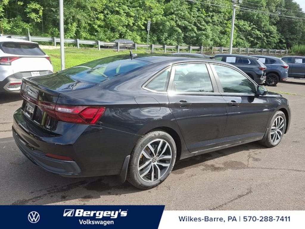 New 2025 Volkswagen Jetta 1.5T SE Sedan