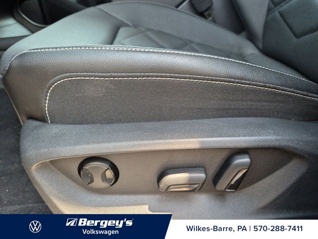 2025 Volkswagen Atlas SE w/Tech - Photo 14