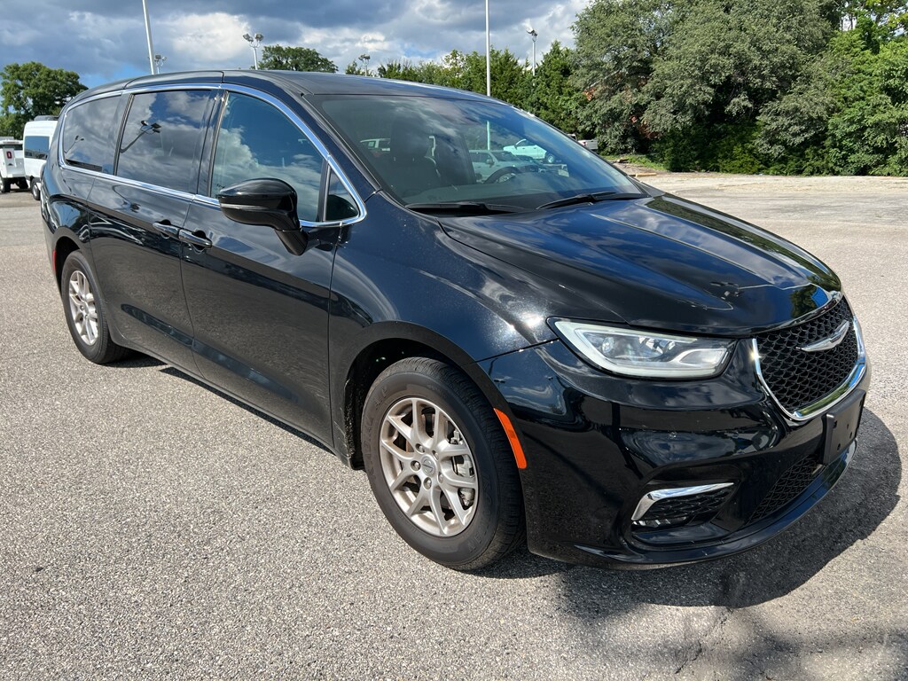 Used 2025 Chrysler Pacifica Select