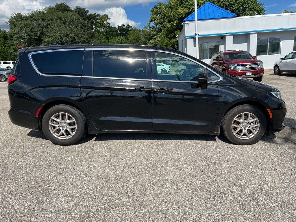 Used 2025 Chrysler Pacifica Select