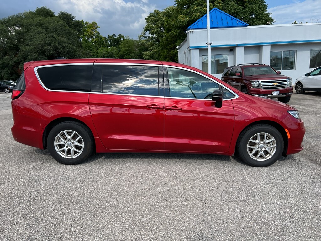 Used 2025 Chrysler Pacifica Select