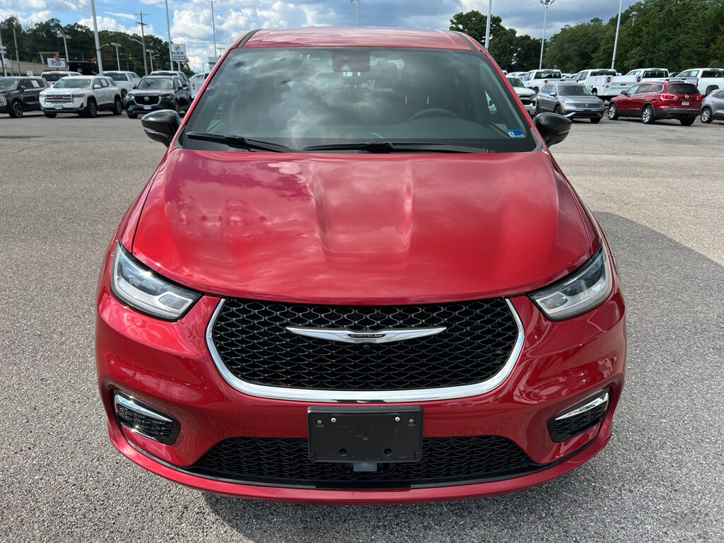 Used 2025 Chrysler Pacifica Select