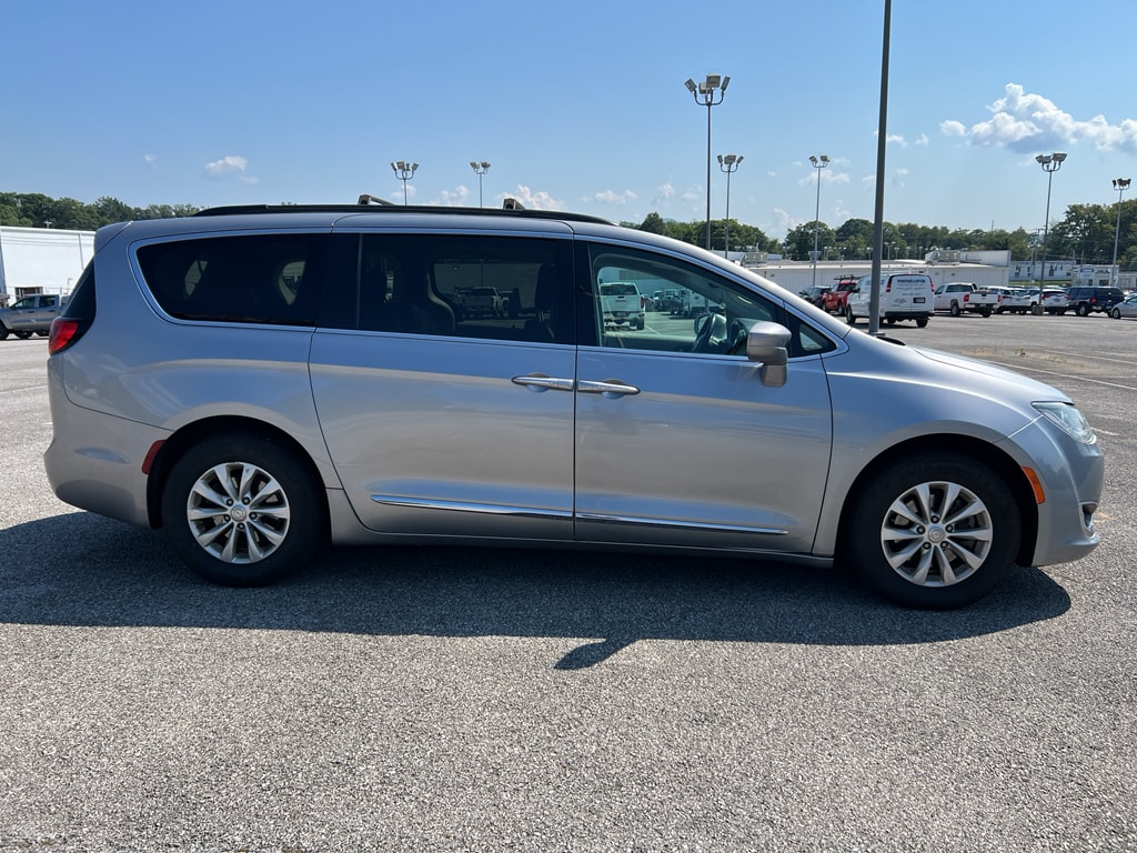 Used 2017 Chrysler Pacifica Touring-L Minivan