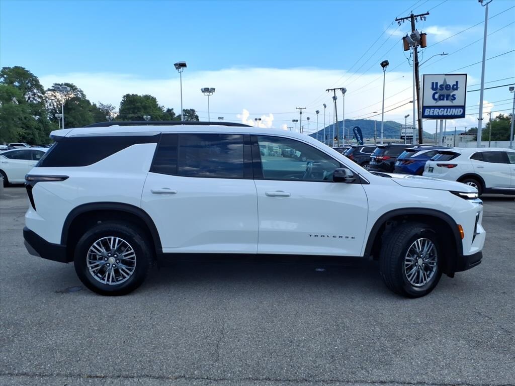Used 2025 Chevrolet Traverse LT SUV