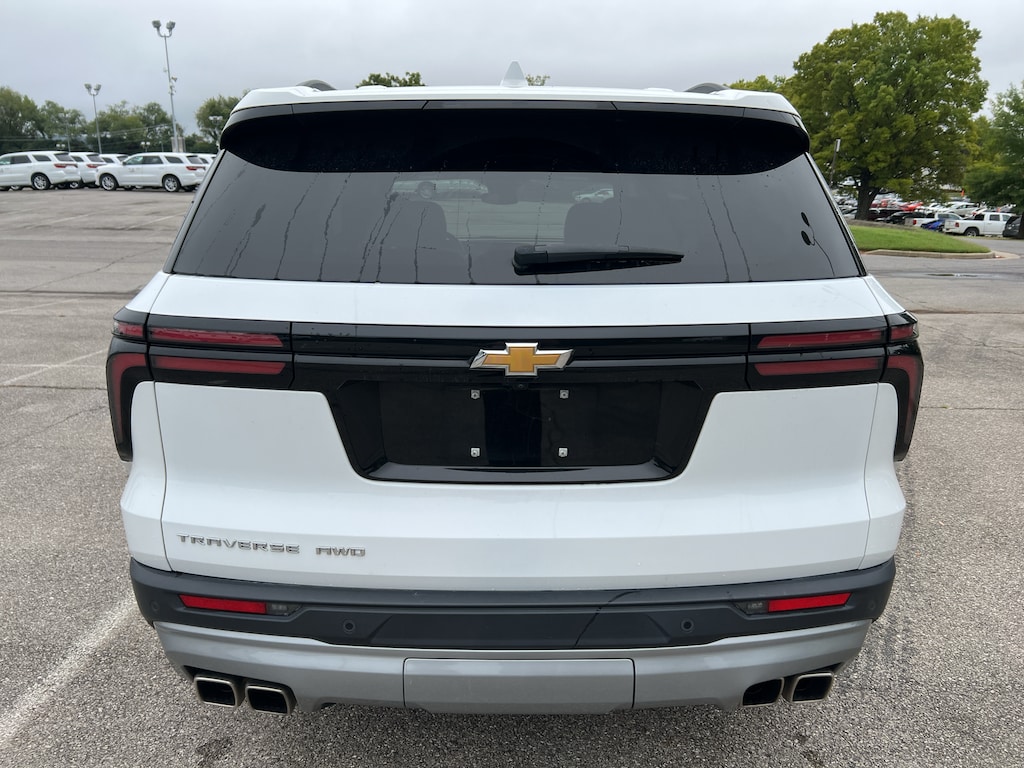 Used 2025 Chevrolet Traverse LT SUV