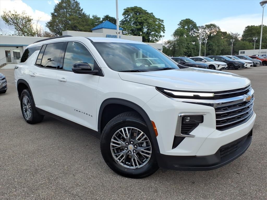 Used 2025 Chevrolet Traverse LT SUV
