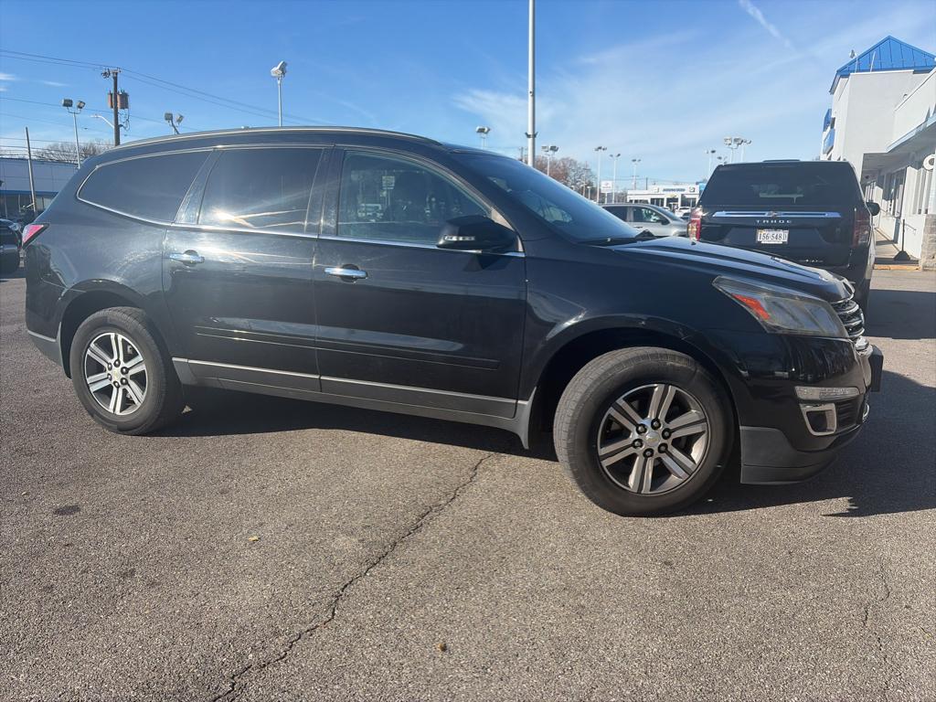 2017 Chevrolet Traverse 1LT photo 2
