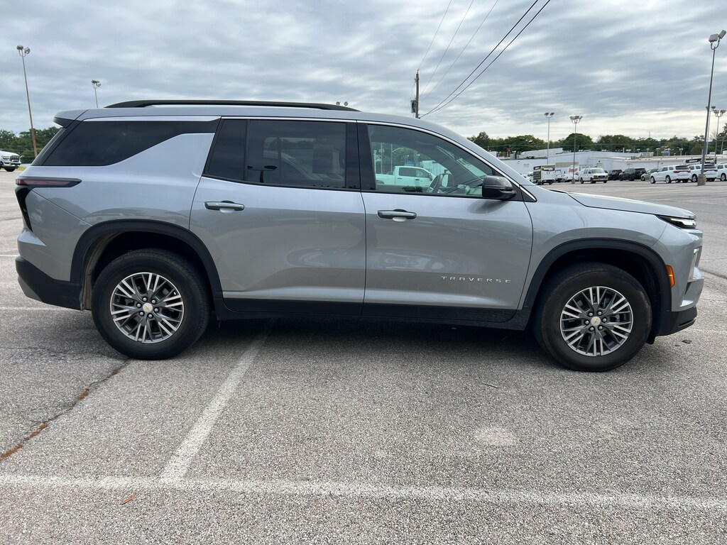 Used 2025 Chevrolet Traverse LT SUV