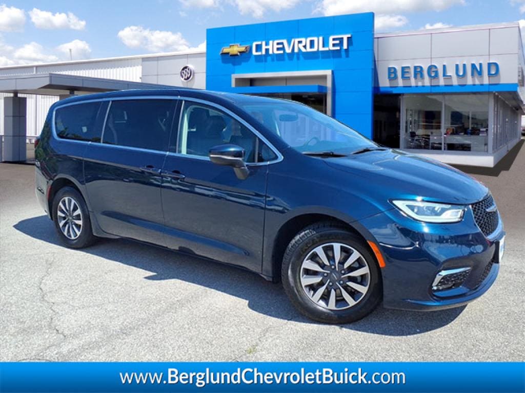 2023 Chrysler Pacifica Hybrid Touring L Hybrid's photo