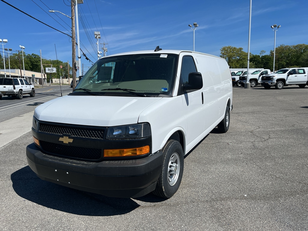 2026 Chevrolet Express 2500 Extended Work Van HD's photo