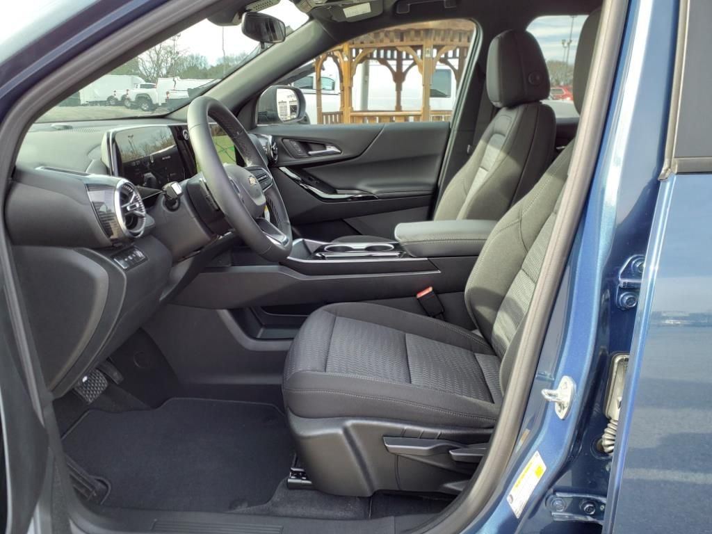 2025 Chevrolet Equinox LT photo 4