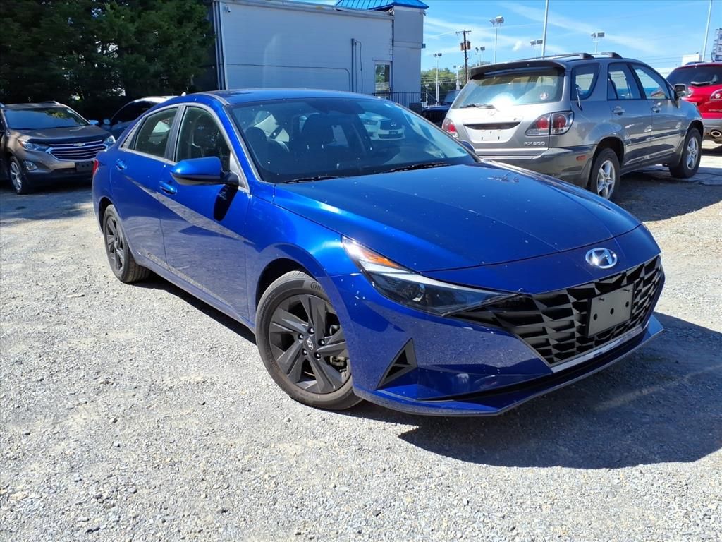 2023 Hyundai Elantra SEL photo 2