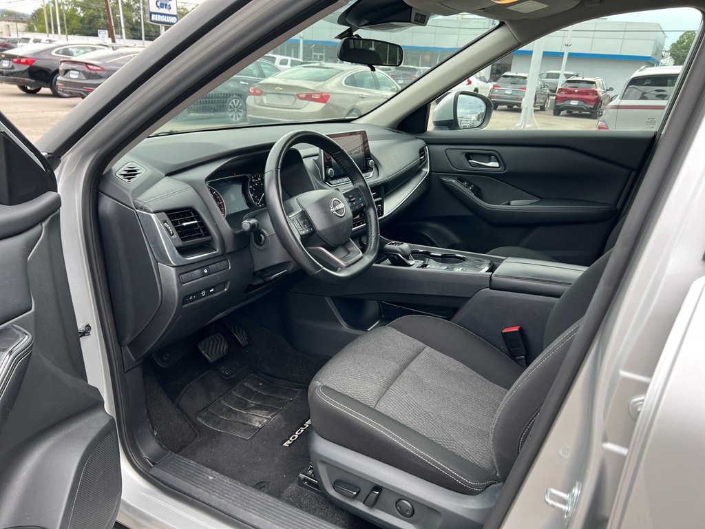 2025 Nissan Rogue SV - Photo 9