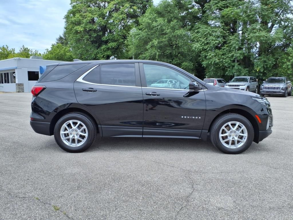 2022 Chevrolet Equinox LT photo 2