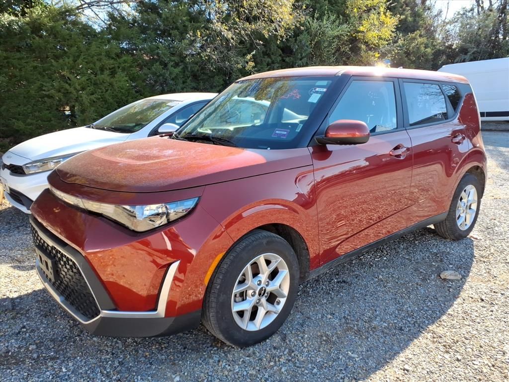2024 Kia Soul LX photo 2