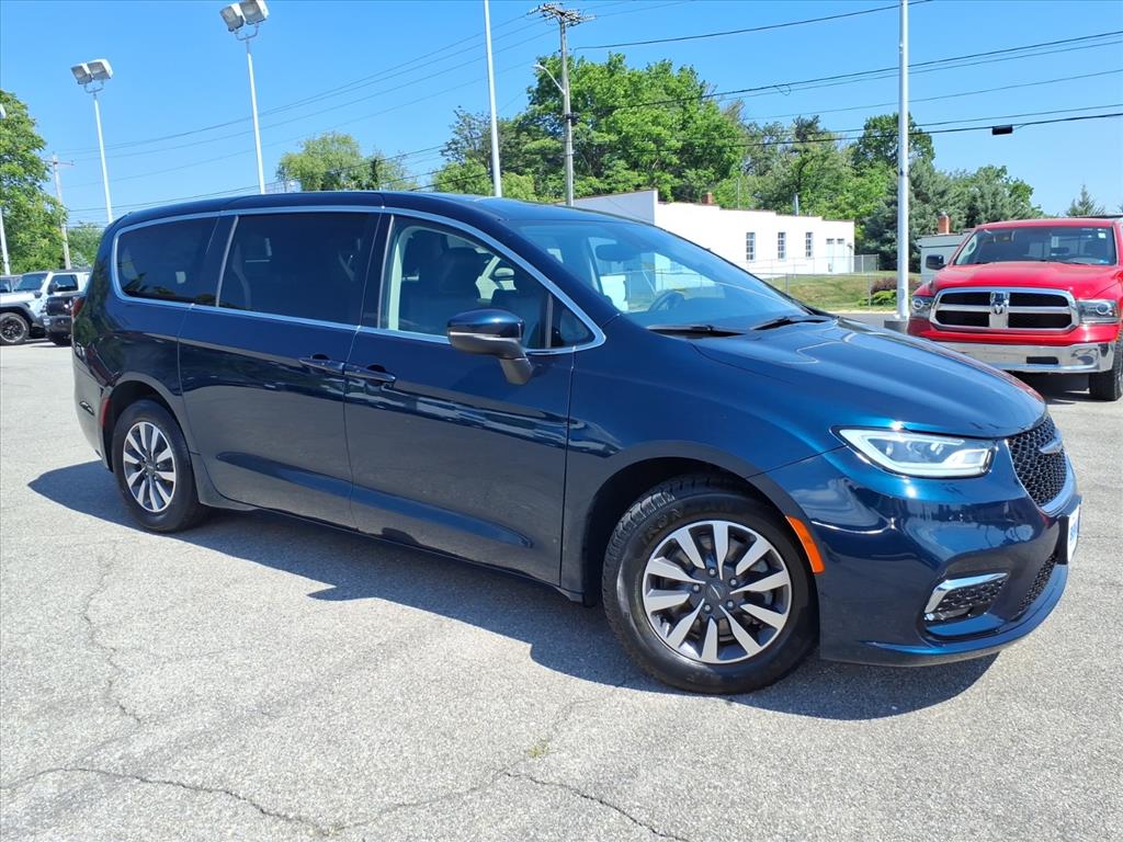 2023 Chrysler Pacifica Hybrid Touring L Hybrid's photo