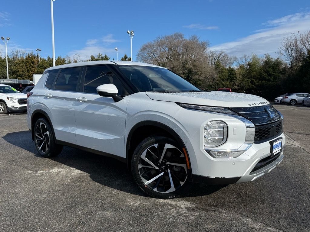 2022 Mitsubishi Outlander SE's photo