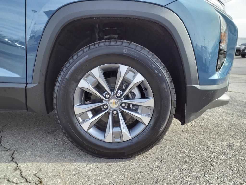 2025 Chevrolet Equinox LT photo 3