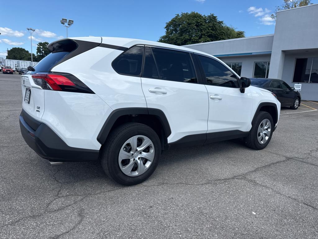 2022 Toyota RAV4 LE photo 2