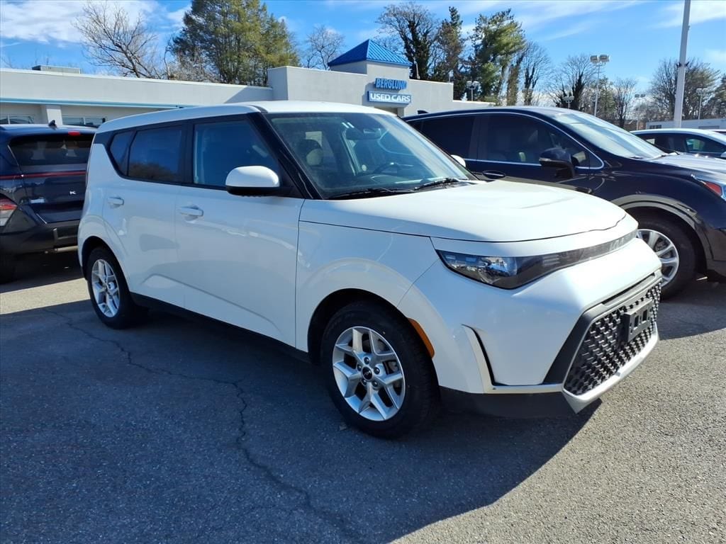 2023 Kia Soul LX's photo
