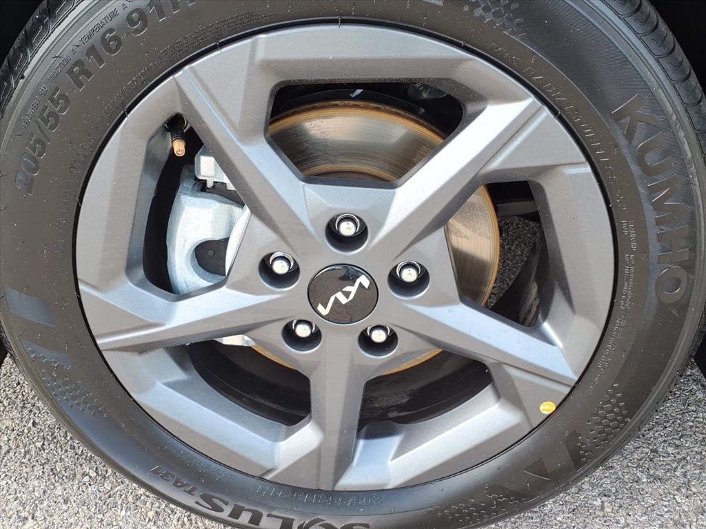 2025 Kia K4 LXS - Photo 11