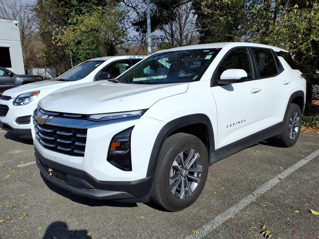 2025 Chevrolet Equinox LT photo 2