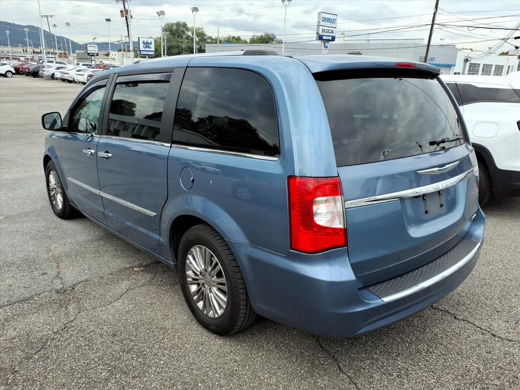 2011 Chrysler Town & Country Limited photo 3