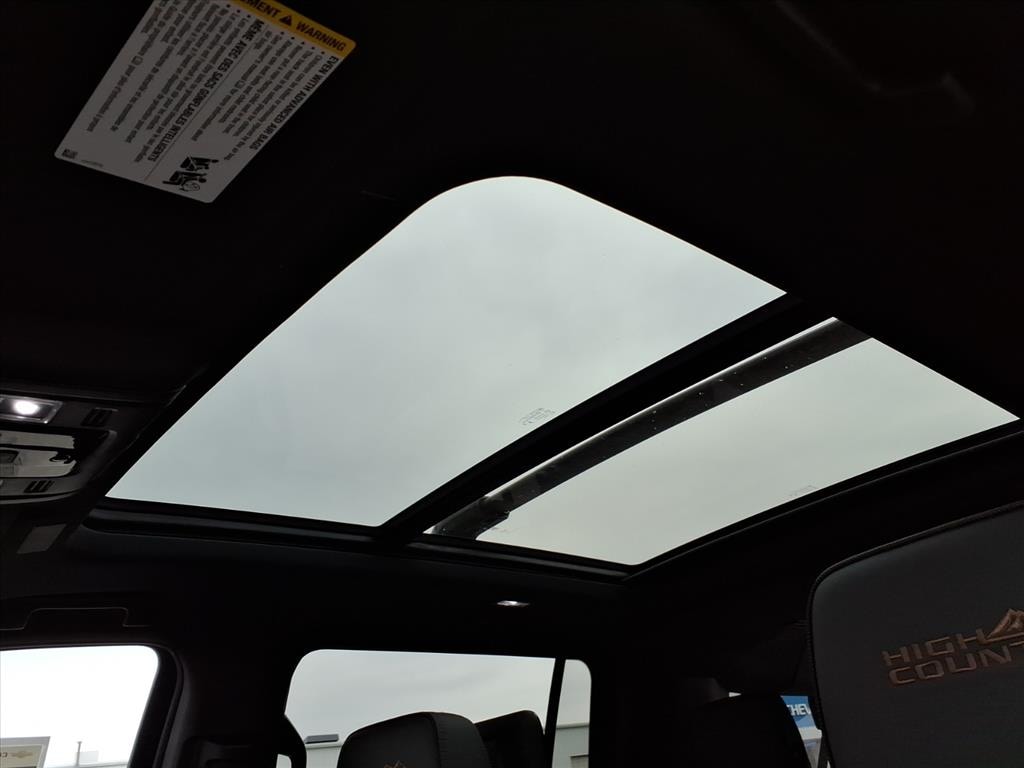 2026 Chevrolet Suburban High Country - Photo 6