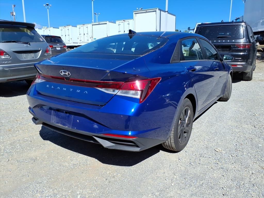 2023 Hyundai Elantra SEL photo 3