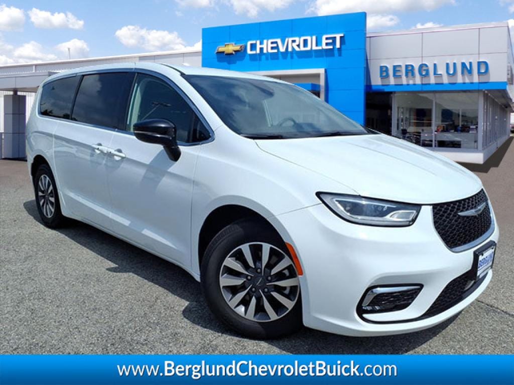Used 2024 Chrysler Pacifica Hybrid Select