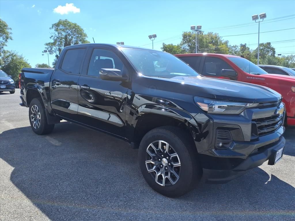 2024 Chevrolet Colorado LT photo 2