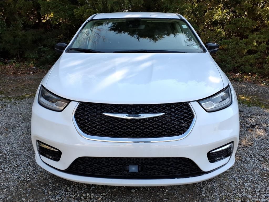 2024 Chrysler Pacifica Touring L photo 2