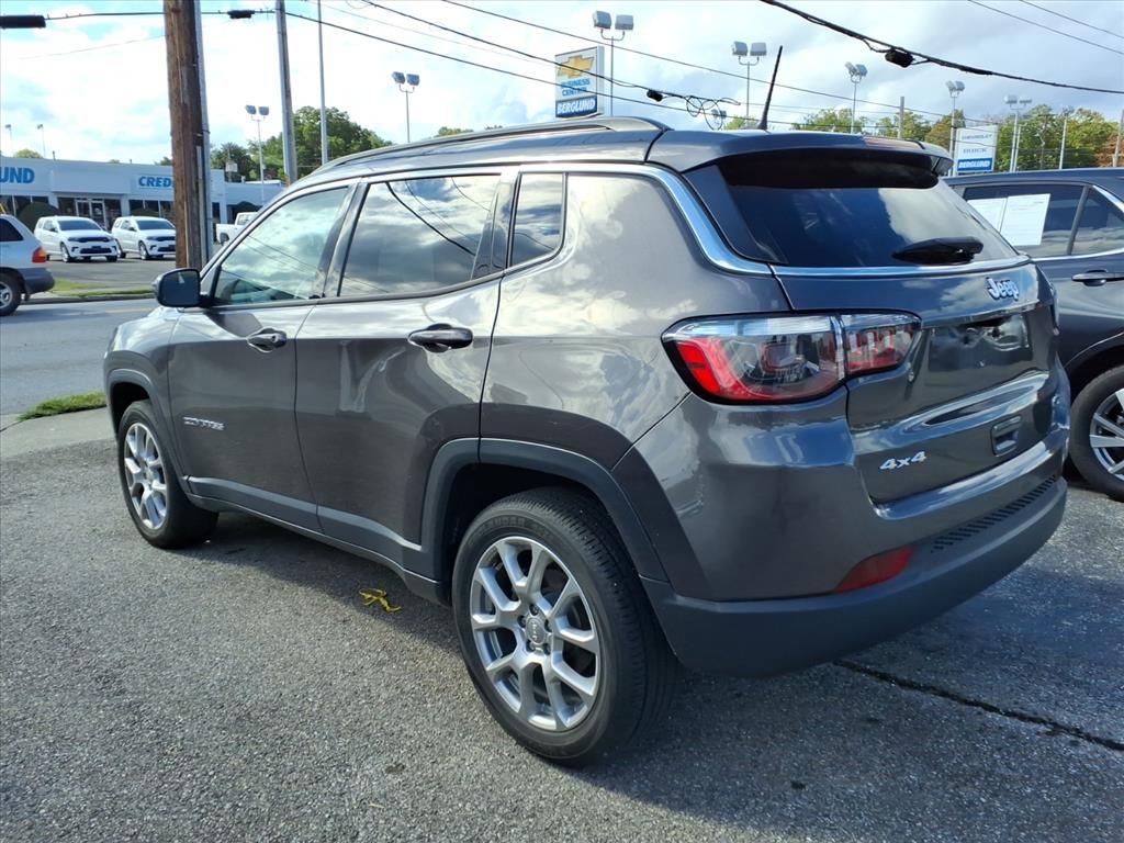 2022 Jeep Compass Latitude Lux photo 2