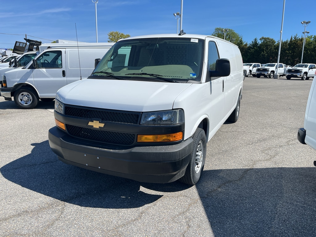 2026 Chevrolet Express 2500 Extended Work Van HD's photo
