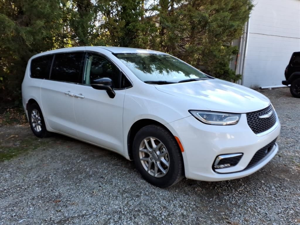 2024 Chrysler Pacifica Touring L's photo