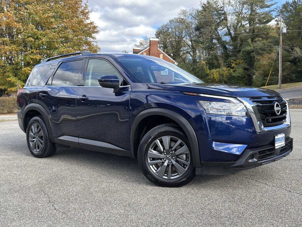 Used 2024 Nissan Pathfinder SV
