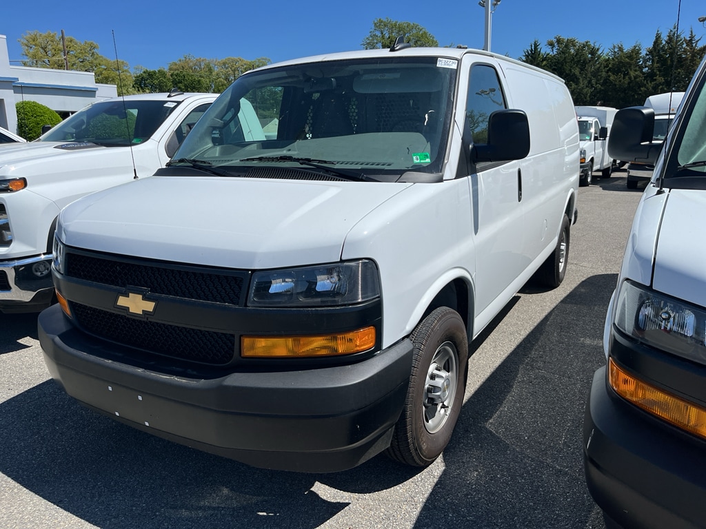 2025 Chevrolet Express 2500 Work Van HD's photo