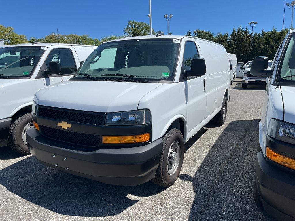 2025 Chevrolet Express 2500 Work Van HD's photo