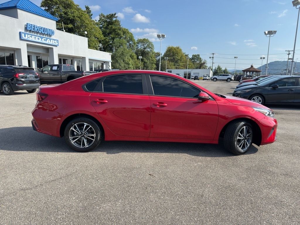 2023 Kia Forte LXS photo 2